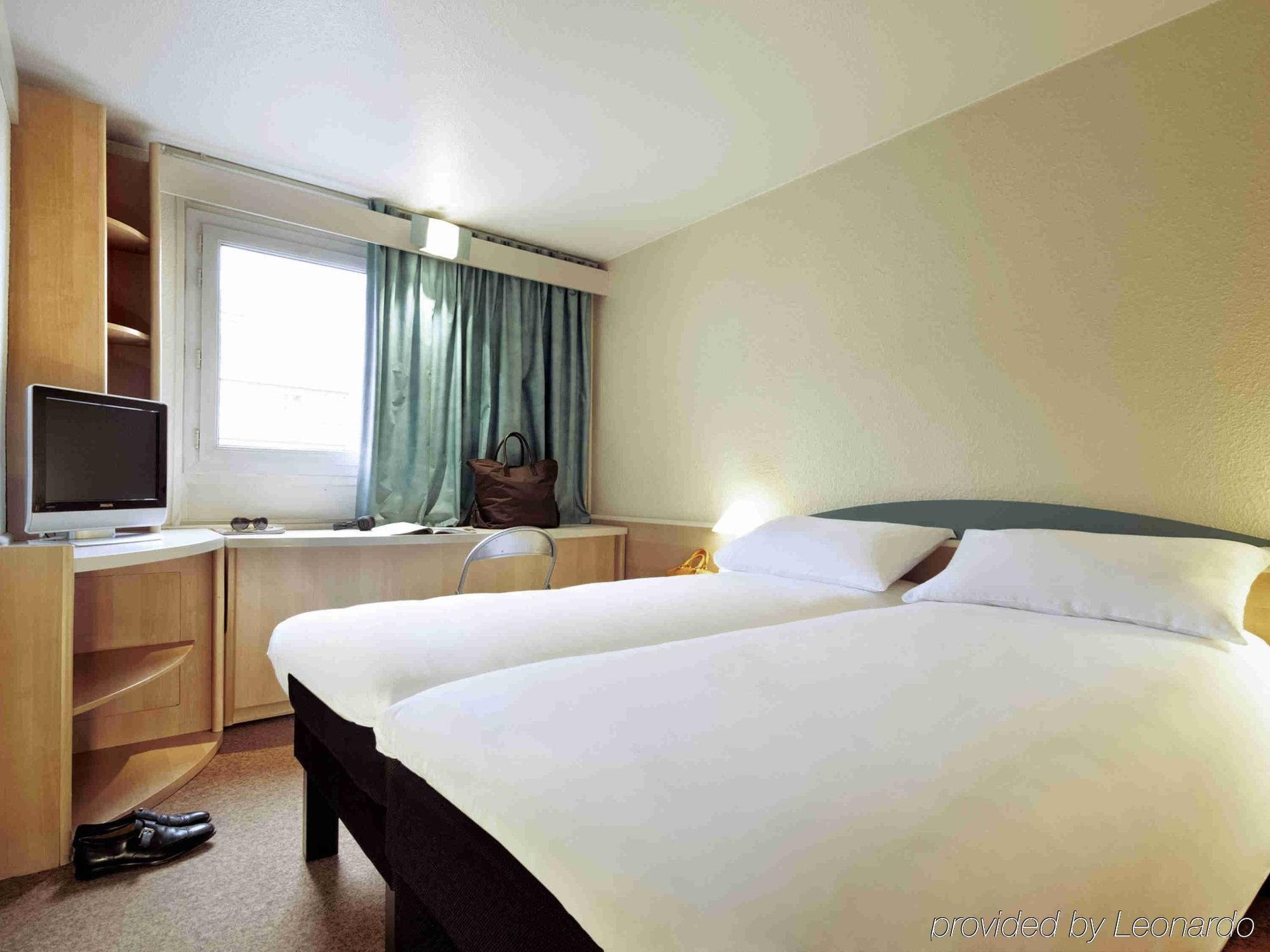Ibis Avallon Magny  Εξωτερικό φωτογραφία
