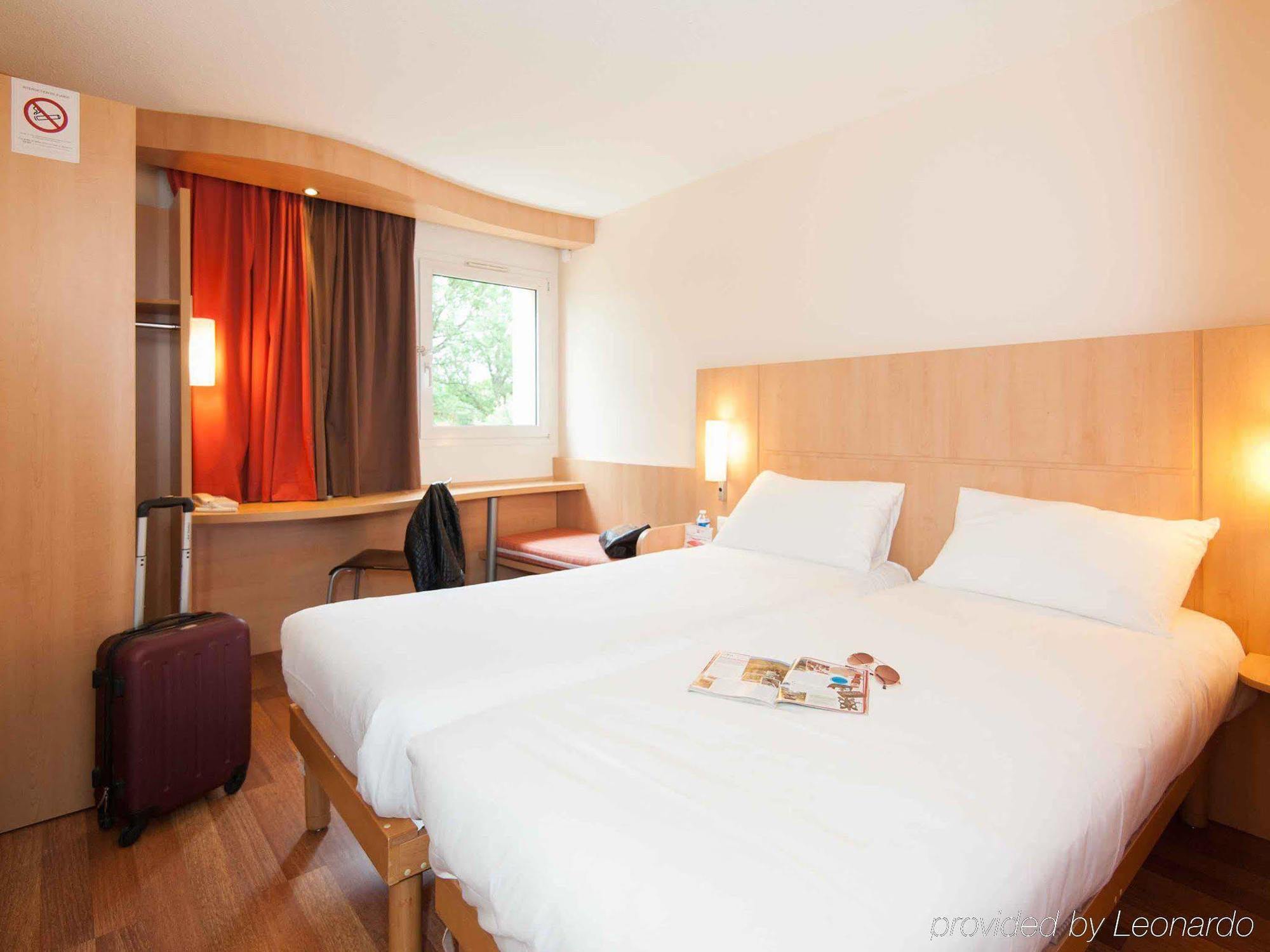 Ibis Avallon Magny  Εξωτερικό φωτογραφία