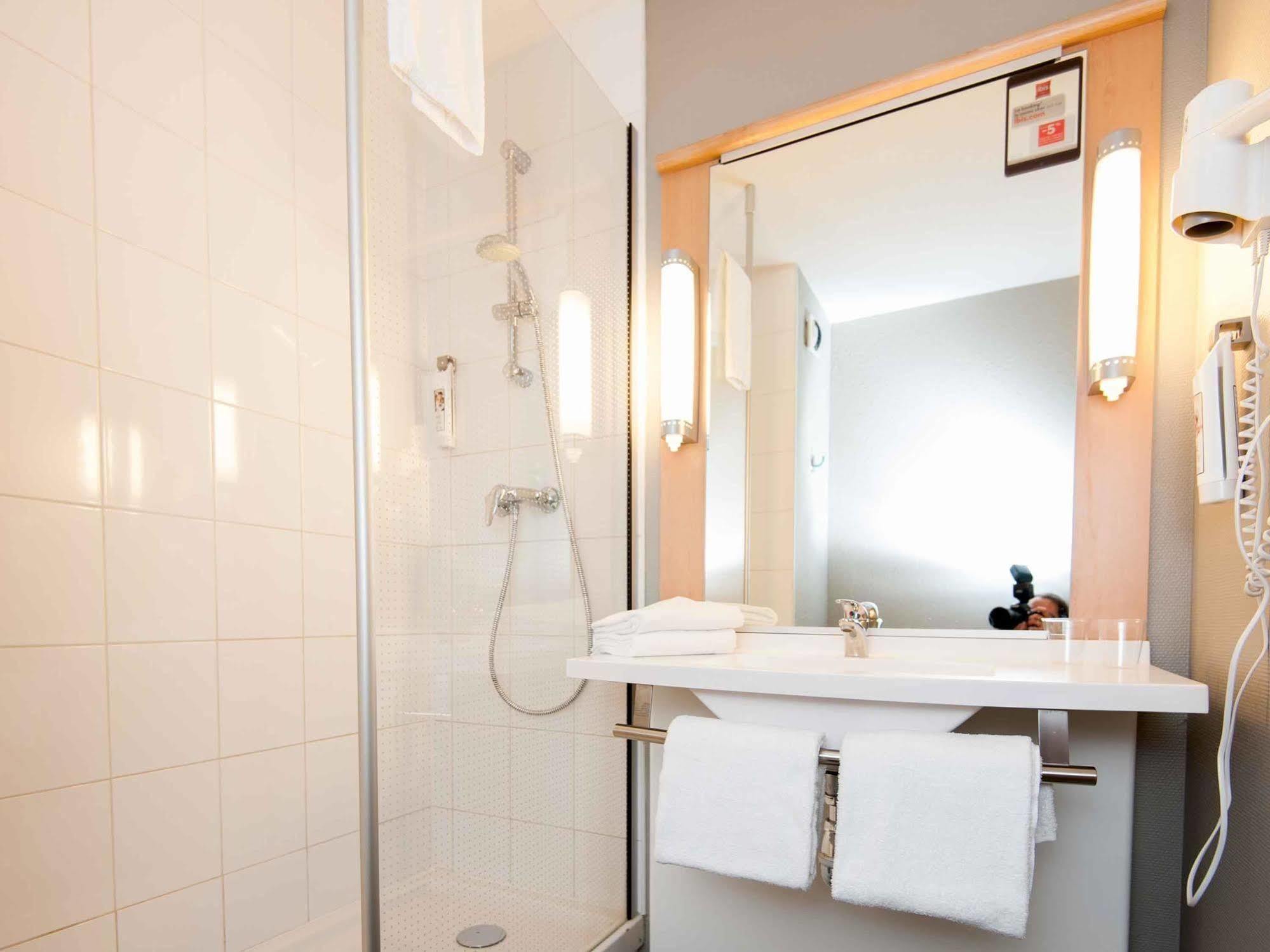 Ibis Avallon Magny  Εξωτερικό φωτογραφία
