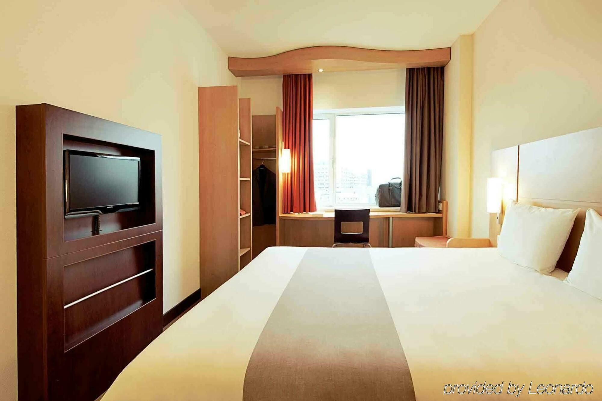 Ibis Avallon Magny  Εξωτερικό φωτογραφία