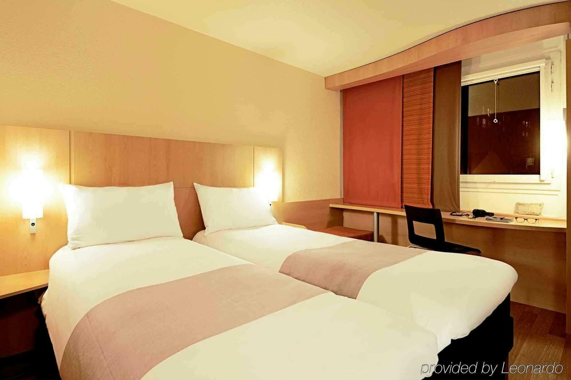 Ibis Avallon Magny  Εξωτερικό φωτογραφία